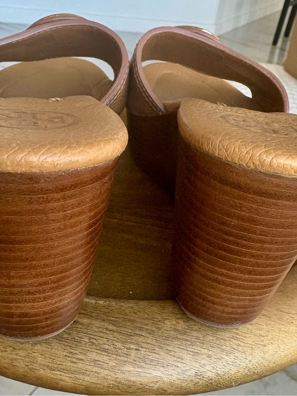 NEW Tory Burch SELMA Tan Leather Wedge Slides Gold Logo Medallions shoes 7.5M - Picture 7 of 9